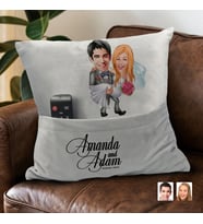 BK Gift Kişiye Özel Evleniyoruz Karikatür Tasarımlı Organizer Kumanda ve Atıştırmalık Cepli Gri Kırlent Yastık-7 Arkadaşa Hediye, Cepli Yastık