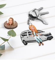 BK Gift Kişiye Özel Kadın Dacia Dokker Figürlü Plakalı Ahşap Karikatür Anahtarlık-1