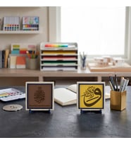 Kalplere Sükunet Veren Ve Rabbeke Fekebbir Zikri ve Arapça Metinli Bismillah İkili Özel Tasarım Masa Aksesuarı 10x10 cm, Açık Kahve - Sarı
