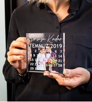Fotoğraflı Takvimli Çerçeve, Sevgiliye Özel Tarihli Cam Blok – Sevgiliye Hediye, Yıl Dönümü Hediyesi, Düğün Fotoğraflı, Kişiye Özel Yıl Dönümü Hediyesi Pleksi