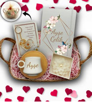 Hasır Sepetli Kişiye Özel Beyaz Fincan & Beyaz Defter & Çiçek Mum & Papatya Anahtarlık Hediye Seti
