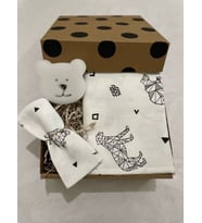 HOŞGELDİN BEBEK , YENİDOĞAN BEBEK UNISEX HEDİYE SETİ , MÜSLİN BATTANİYE &MÜSLİN MENDİL & BANYO SÜNGERLİ HEDİYE KUTUSU (Siyah - Beyaz)