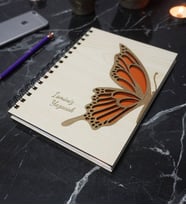 Kişiye Özel Kelebek Desenli Ahşap Kapaklı Defter - Ajanda - İsme Özel - A5 60 Yaprak (120 SAYFA) Hediyelik (Turuncu)