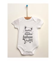 Unisex Bebek Beyaz Herkes Bıksa Benden Babam Bana Doymaz Baskılı Body Zıbın