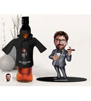 BK Gift Kişiye Özel Karikatürlü 3D Ahşap Biblo ve Siyah Mini İçki Şişesi Tişörtü Hediye Seti, Arkadaşa Hediye, Sevgiliye Hediye-12
