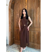 kadın kahverengi drapeli gold toka detaylı midi boy elbise NBMY3892