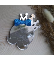 Yeni doğan Hoşgeldin  Gümüş Renkli Taç desenli Papyonlu magnet Nikah Şekeri - Nişan Şekeri - Söz Şekeri - Düğün Magnet - Nişan Magnet - Söz Magnet - Yenidoğan Magnet - Doğum Magnet - Yaş Magnet 7cm