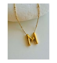 GOLD RENK M HARF ÇELİK BALON KOLYE ACR5636
