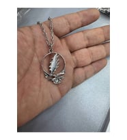Grateful Dead Temalı Metal Kolye – 60 cm Zincirli Rock Aksesuarı (Gümüş)