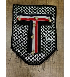 26X18 CM İNCİ BONCUKLU ÇELİK PÜSKÜLLÜ ARMA DİKİŞ GİYİM AKSESUARI T HARFİ