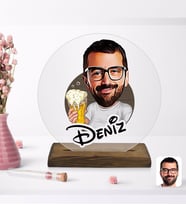 BK Gift Kişiye Özel Erkek Karikatürlü Yuvarlak Ahşap Standlı Biblo-51