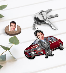 BK Gift Kişiye Özel Erkek Fiat Albea Figürlü Plakalı Ahşap Karikatür Anahtarlık-1