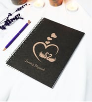Kişiye Özel Kuğu Temalı Siyah Kraft Kapaklı Defter - 45 Yaprak A5 (90 SAYFA) 15x21 Cm