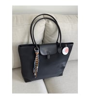 BAGLOVİS CHARM DETAYLI BÜYÜK BOY TOTE ÇANTA EN40 BOY30 (Düz Siyah)