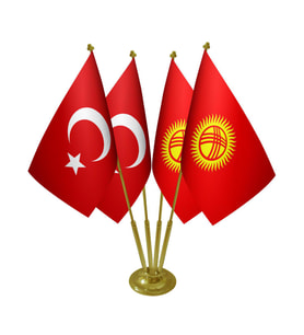 Masa Üstü Kırgızistan Bayrağı Türk Bayrağı Dörtlü Pirinç Direk Masa Bayrak Seti