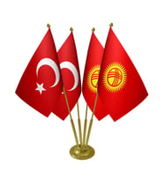 Masa Üstü Kırgızistan Bayrağı Türk Bayrağı Dörtlü Pirinç Direk Masa Bayrak Seti