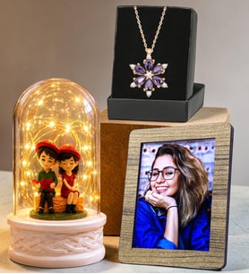 Kişiye Özel Fotoğraflı Hediye Seti LED Işıklı Oturan Çift Temalı Fanus ve Gerçek Ametist Taşlı Lotus Kolye
