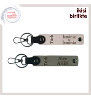 Evlilik Yıldönümü Anlamlı Hediye – Türk Yazısı Temalı Deri Anahtarlık Seti, Pudra-Kül Gri