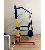 Karma Grup Ortopedi Motorlu Kumandalı Kişisel Yürüyüş Robotu. Uzay Terapi