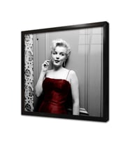 Marliyn Monroe Kırmızı Kıyafetiyle Çerçeveli Cam Tablo