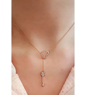 Pırlanta ışıltısında zirkon taşlı gümüş rose kolye