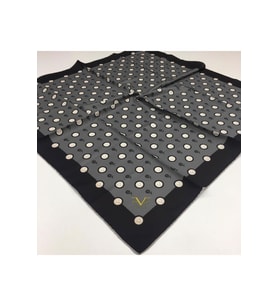 Geometrik Logolu Desen Gold Seri Twill Eşarp Eşarp Askısı ile Birlikte 90x90 cm 
