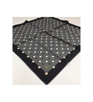 Geometrik Logolu Desen Gold Seri Twill Eşarp Eşarp Askısı ile Birlikte 90x90 cm 
