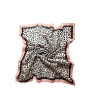Pembe Leopar Desenli Eşarp