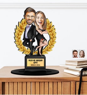 Kişiye Özel Karikatürlü Yılın En Yakışan Çifti Öğretmeni Ahşap Oscar - Masaüstü Biblo