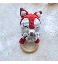 El Örgüsü Amigurumi Tilki Çıngırak – %100 Pamuk İplik & Ahşap Halka (Bej - Kiremit)