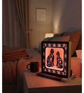 Dekoratif Kedi Figürlü LED Gece Lambası – Ahşap Çerçeveli Masaüstü Dekoratif Işık 14x14 cm
