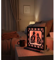 Dekoratif Kedi Figürlü LED Gece Lambası – Ahşap Çerçeveli Masaüstü Dekoratif Işık 14x14 cm