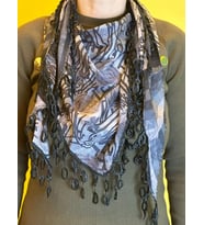 ÇİFT TARAFLI DESENLİ PÜSKÜLLÜ DÖKÜMLÜ KUMAŞ FULAR BANDANA ŞAL 155X55 CM
