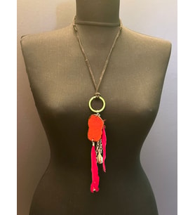 KIRMIZI KUŞ TÜĞLÜ TAŞLI TASARIM KADIN KOLYE BOY 28 CM