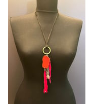 KIRMIZI KUŞ TÜĞLÜ TAŞLI TASARIM KADIN KOLYE BOY 28 CM