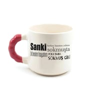 Sanki Herkes Hayatını Yoluna Sokmuşta Baskılı Kırmızı Kulplu Boncuk Kupa