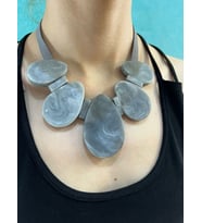 KEMİK DERİ KAYIŞLI GRİ AKITMA KADIN KOLYE BOY 17 CM