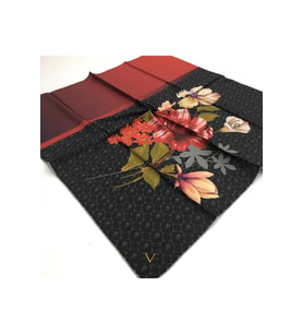 Çiçekli Desen Gold Seri Twill Eşarp Eşarp Askısı ile Birlikte 90x90 cm Bordo Siy