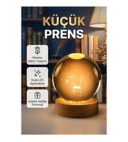 Küçük Prens Cam Küre 8 cm – USB Işıklı Ahşap Tabanlı Dekor