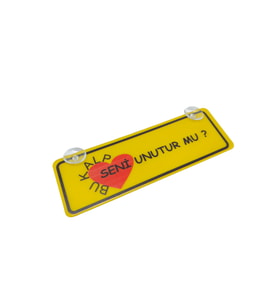 Bu Kalp Seni Unutur Mu? Yazılı Sarı Dekor Plaka Vantuzlu Cam Süsü 22x7.5cm BKSU2