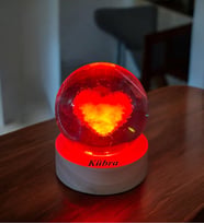 Kişiye Özel 3d Led Kırmızı Işıklı Ahşap Standlı Kalp Küre Kar Küresi USB'li