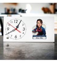 Kişiye Özel Hediye Karikatürlü Kadın Curling Oyuncusu Masa Saati