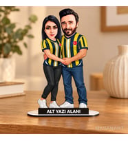 Kişiye Özel 2 Kişilik Sarı Lacivert Sevgili Taraftar Karikatürlü 18 cm MDF Masaüstü Biblo - Futbol Temalı Hediye Futbol Severlere ve Spor Tutkunlarına Hediye