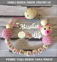 Sahi Aksesuar İsimli Bebek Emzik Zinciri ve Pembe Taşlı Bebek Yaka İğnesi BEZYI014