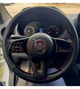 DİKİŞLİ DİREKSİYON KILIFI MİNİKARE KARBON / NOKTALI DERİ KIRMIZI DİKİŞLİ MERCEDES SPRİNTER İÇİN