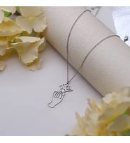Kişiye Özel 925 Ayar Gümüş Şık Minimal Çiçek Tutan El Kolye