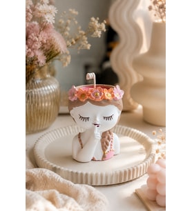 Çiçek Taçlı Kız Mum - Mumelia Candles Doğal Soya Taştozu Kase Örgü Saç Tasarım Dekoratif Mum
