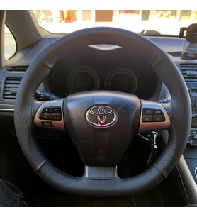 DİKİŞLİ DİREKSİYON KILIFI SİYAH DERİ NOKTALI DERİ SİYAH DİKİŞLİ TOYOTA AURİS İÇİN