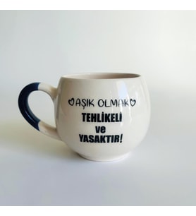 Aşık olmak tehlikeli ve yasaktır Baskılı Mavi Kulplu Balon Kupa (Beyaz)
