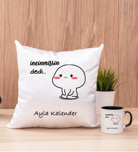 Kişiye Özel İncinmişsin Dedi Tasarım Esprili Kare Yastık ve Siyah Kupa
